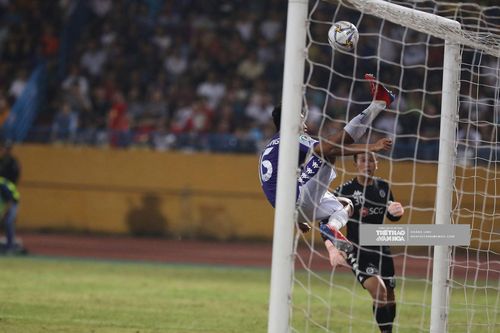 Tuyển thủ U22 cứu bóng như sao Man City