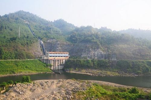 Nhiều nơi lũ lụt, các hồ thủy điện vẫn cạn nước