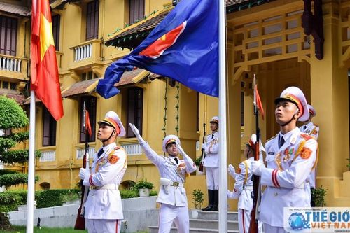 Lễ Thượng cờ kỷ niệm 52 năm ngày thành lập ASEAN tại Hà Nội