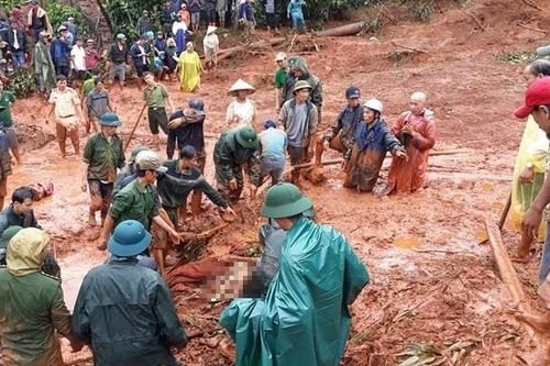 Mưa lở đồi chôn cả gia đình trong bùn đất lúc rạng sáng