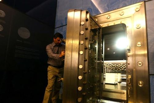 Kho tiền rộng cửa 'đón' trộm vào cuỗm 1.500 đồng vàng giá 2,5 triệu đô