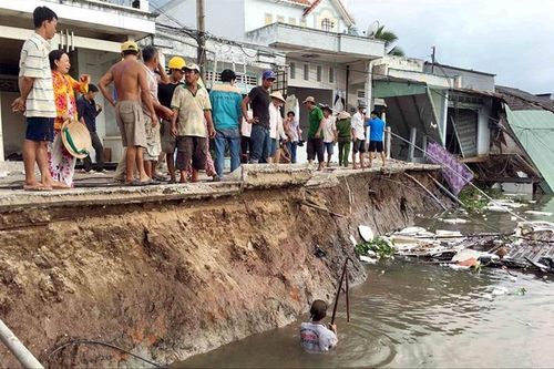 Sạt lở bủa vây các tỉnh miền Tây