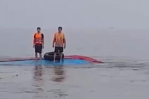 Sáu ngư dân Thanh Hóa chới với khi tàu bị lật úp giữa biển