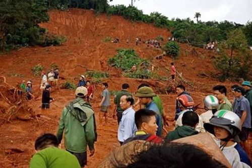 Sạt lở hàng ngàn m3 đất, 3 người trong gia đình bị mắc kẹt