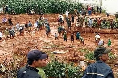 Lở núi ở Đắk Nông, vợ chồng và con nhỏ bị vùi lấp