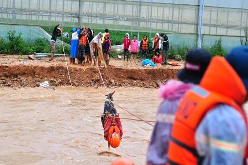 Cảnh sát mắc cáp đưa 40 người thoát khỏi lũ dữ ở Lâm Đồng