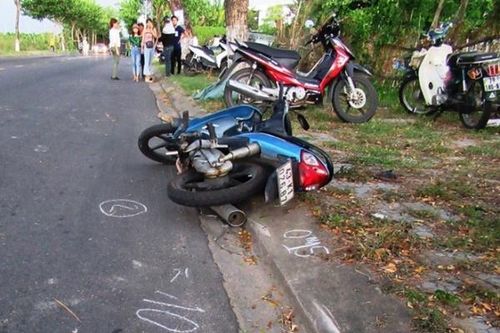 Người đàn ông lái xe phi thẳng trụ điện tử vong ở Đà Nẵng