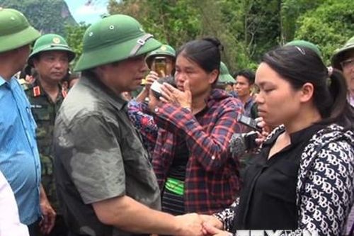 Trưởng ban Tổ chức Trung ương thăm hỏi, động viên người dân bản Sa Ná