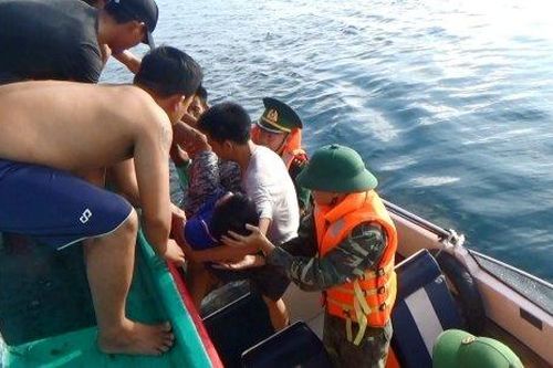 Bộ đội biên phòng cứu ngư dân bị đột quỵ trên biển