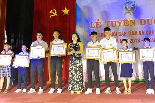 Tuyên dương học sinh đoạt giải thưởng cấp quốc gia và cấp tỉnh