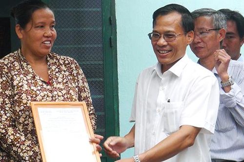 Trao tặng 4 căn nhà đại đoàn kết cho hộ nghèo