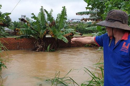 Đi giúp dân chống lũ, công an viên bị nước cuốn trôi tử vong