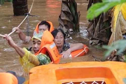 Hàng trăm chiến sỹ dầm mình trong nước cõng dân chạy lụt