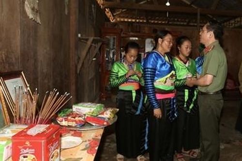 Sẻ chia nỗi đau với gia đình Trưởng Công an xã hi sinh