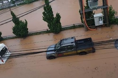 Suối Cam Ly dâng cao, nhiều tuyến đường Đà Lạt chìm trong biển nước