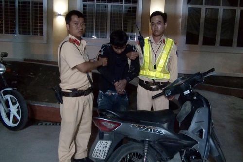 CSGT Bến Tre bắt nóng tên trộm xe máy