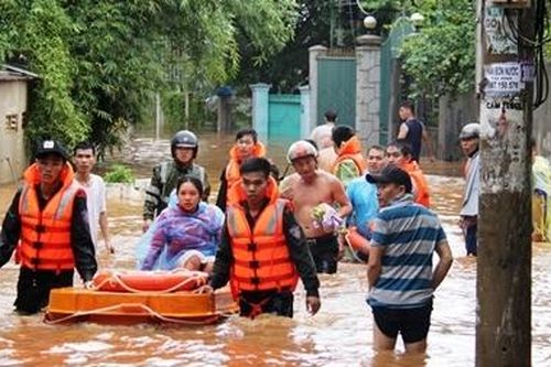 Công an các tỉnh Tây Nguyên giúp dân khắc phục hậu quả lũ lụt