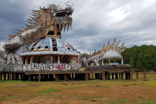 Hạn hán kéo dài khiến con rồng kinh dị trong công viên nước bỏ hoang ở Huế 'mắc cạn'