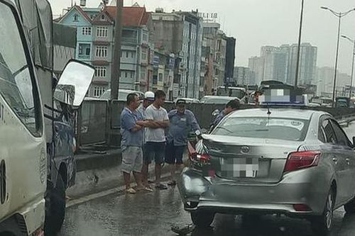 Hà Nội: Mưa lớn làm xảy ra nhiều vụ tai nạn, người dân bì bõm đi làm giữa đường ngập nước