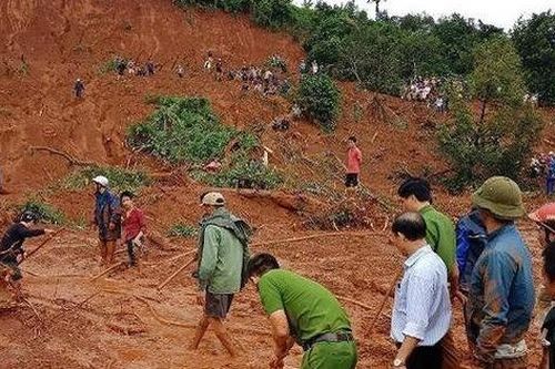 Đắk Nông: Mưa lớn, hai vợ chồng và con gái bỏ mạng dưới núi đất lở