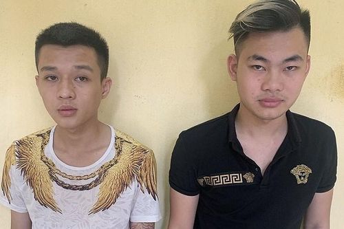 Đi đòi nợ thuê, hai gã trai ném chất bẩn vào cửa hàng quần áo