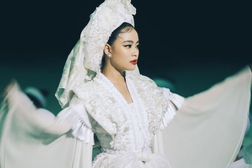 Hoàng Thùy Linh tự nhận ngông cuồng và kì quặc khi tung MV mới