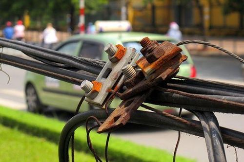 Vướng dây điện rớt xuống đường, nữ sinh 17 tuổi tử vong