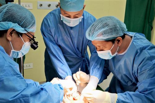 Ca ghép thận đầu tiên ở Việt Nam cho người đàn ông mắc bệnh hiếm