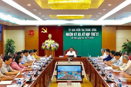 Loại cán bộ biến chất để làm sạch bộ máy