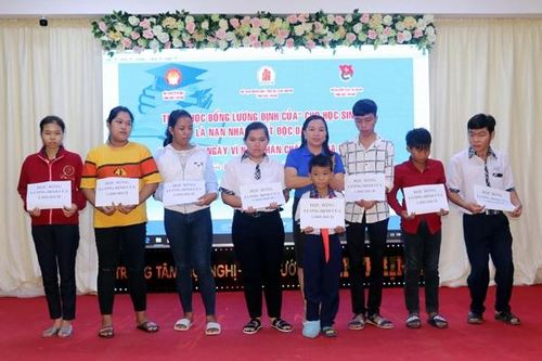 Nhiều phần quà, học bổng cho học sinh nghèo, nạn nhân da cam ở Sóc Trăng