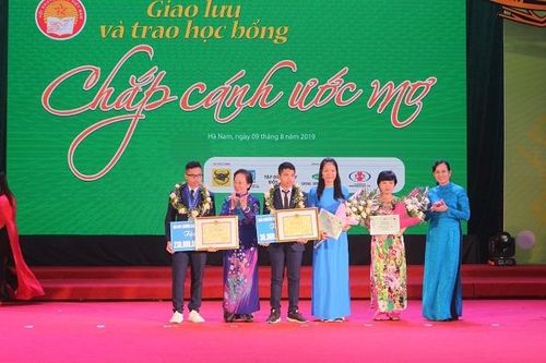 Trao 700 suất học bổng 'Chắp cánh ước mơ' tại Hà Nam