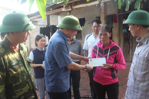 Lãnh đạo Tỉnh ủy Đắk Lắk thăm hỏi, trao hỗ trợ cho người dân bị thiệt hại do mưa lũ