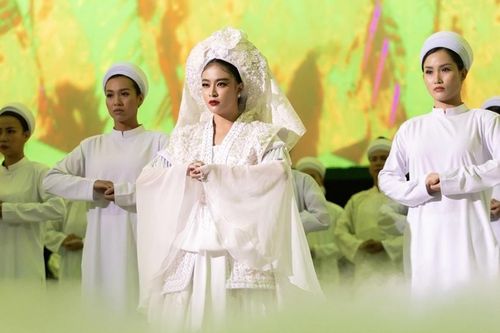 Hoàng Thùy Linh tạo ấn tượng mạnh với MV Tứ Phủ