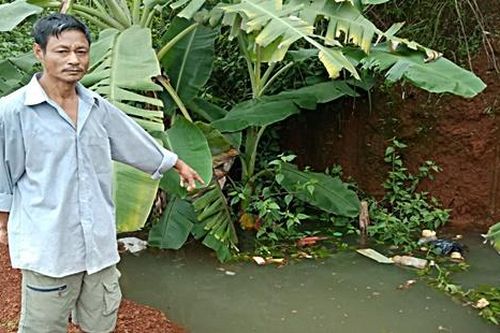 Bé trai tử vong do trượt chân xuống hố rác ngập nước