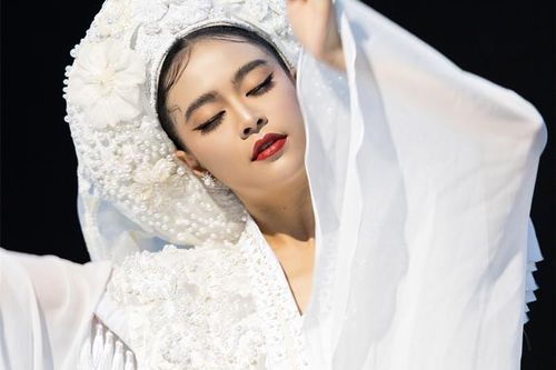 Hoàng Thùy Linh thừa nhận sống duy tâm