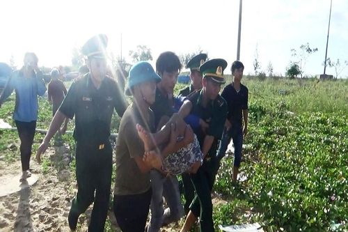 Cứu 13 thuyền viên Quảng Bình gặp nạn trên biển