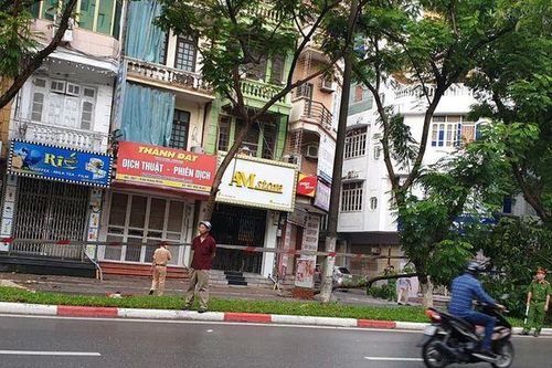 Người đàn ông tử vong bên cạnh cây đổ giữa đường sau đêm mưa