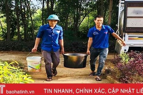 Chở nước hàng cây số về 'giải khát' tận nhà người dân vùng cao Kỳ Anh
