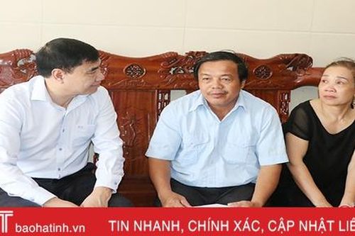 Phó ban Nội chính Trung ương tặng quà thân nhân liệt sỹ ở TP Hà Tĩnh