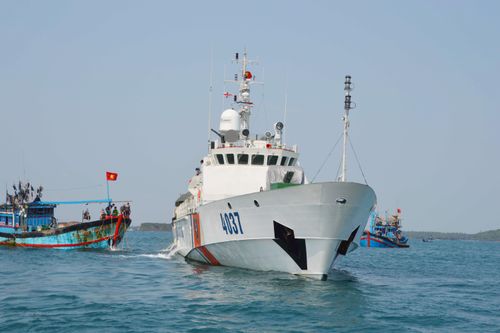 Cảnh sát biển - điểm tựa vững chắc cho ngư dân vươn khơi, bám biển
