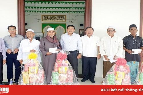 Chúc Tết Roya Haji đồng bào dân tộc thiểu số Chăm ở An Phú