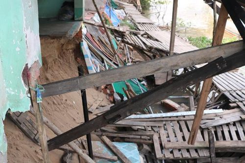 Ứng phó và khắc phục sạt lở bờ sông