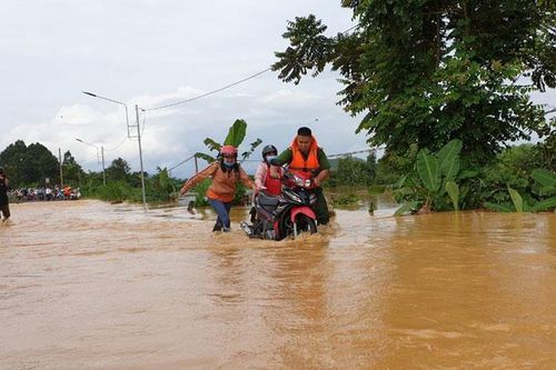 Phó Chủ tịch UBND tỉnh Phạm S kiểm tra công tác phòng chống lũ tại các huyện phía Nam