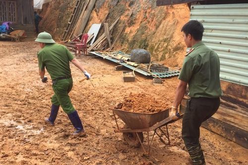 Công an huyện Lạc Dương khẩn trương giúp dân khắc phục lũ lụt