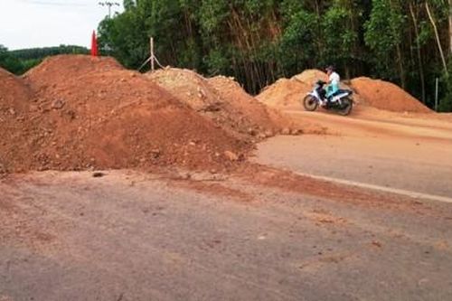 Kinh tế Xây dựng - Giao thông Đổ đất ngăn xe vào cao tốc