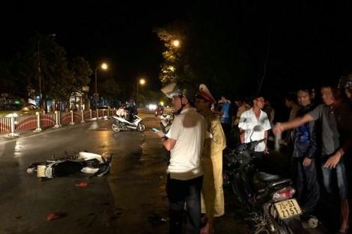 Chính trị - Xã hội Pháp luật - Cuộc sống Đi ngược chiều gây nạn liên hoàn trên cầu Vực
