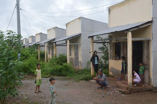 Khu dân cư cho hộ nghèo cỏ mọc lút đầu