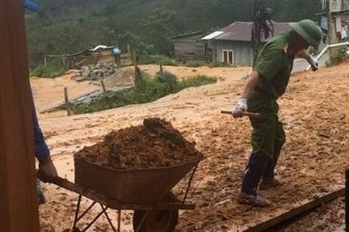 Phó trưởng Công an huyện kéo đất giúp dân khắc phục hậu quả lũ lụt
