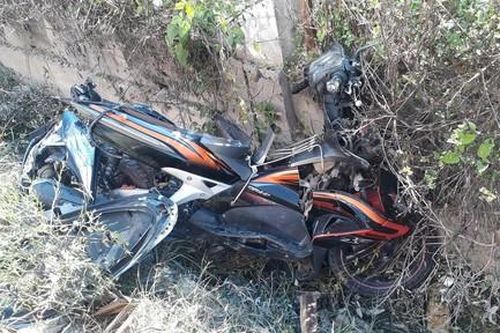 Xe máy nát bét, người phụ nữ văng vào bụi sau cú tông của tàu hỏa