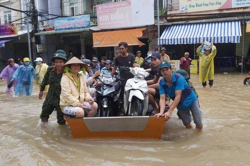 Mưa ngập ở Phú Quốc, bộ đội dùng thuyền ứng cứu dân